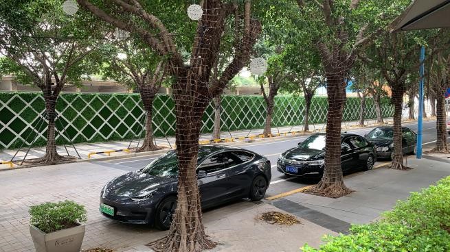 私家天桥与升级改造后的逸彩路1