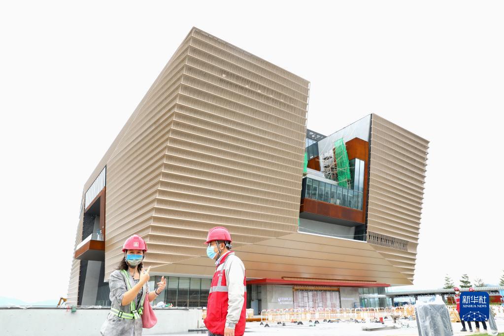 記者在即將竣工的香港故宮前採訪中國建築國際集團有限公司香港故宮項目負責人王勇(右)(10月22日攝)。新華社記者 吳曉初 攝