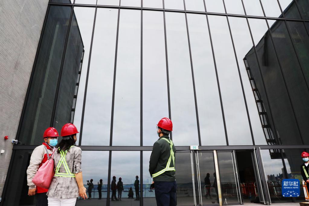 中國建築國際集團有限公司香港故宮項目負責人王勇(左一)帶領記者參觀即將竣工的香港故宮(10月22日攝)。新華社記者 吳曉初 攝