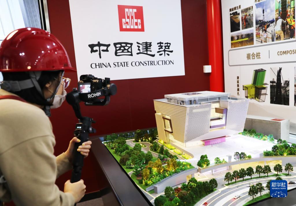 記者在拍攝香港故宮模型(10月22日攝)。新華社記者 吳曉初 攝