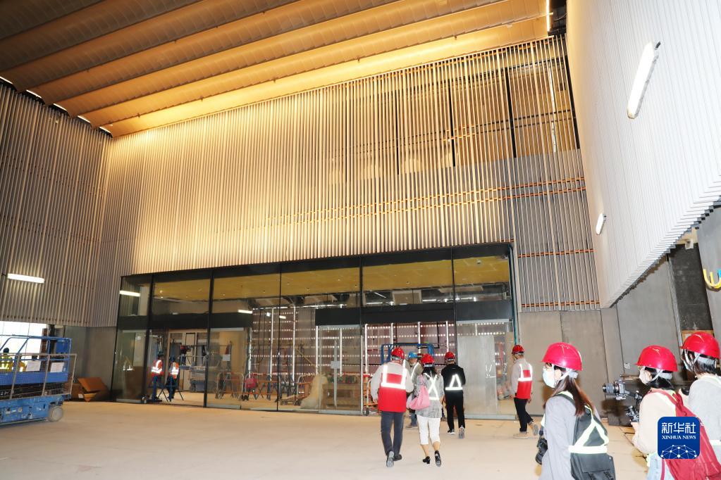 記者進入將竣工的香港故宮參觀(10月22日攝)。新華社記者 吳曉初 攝