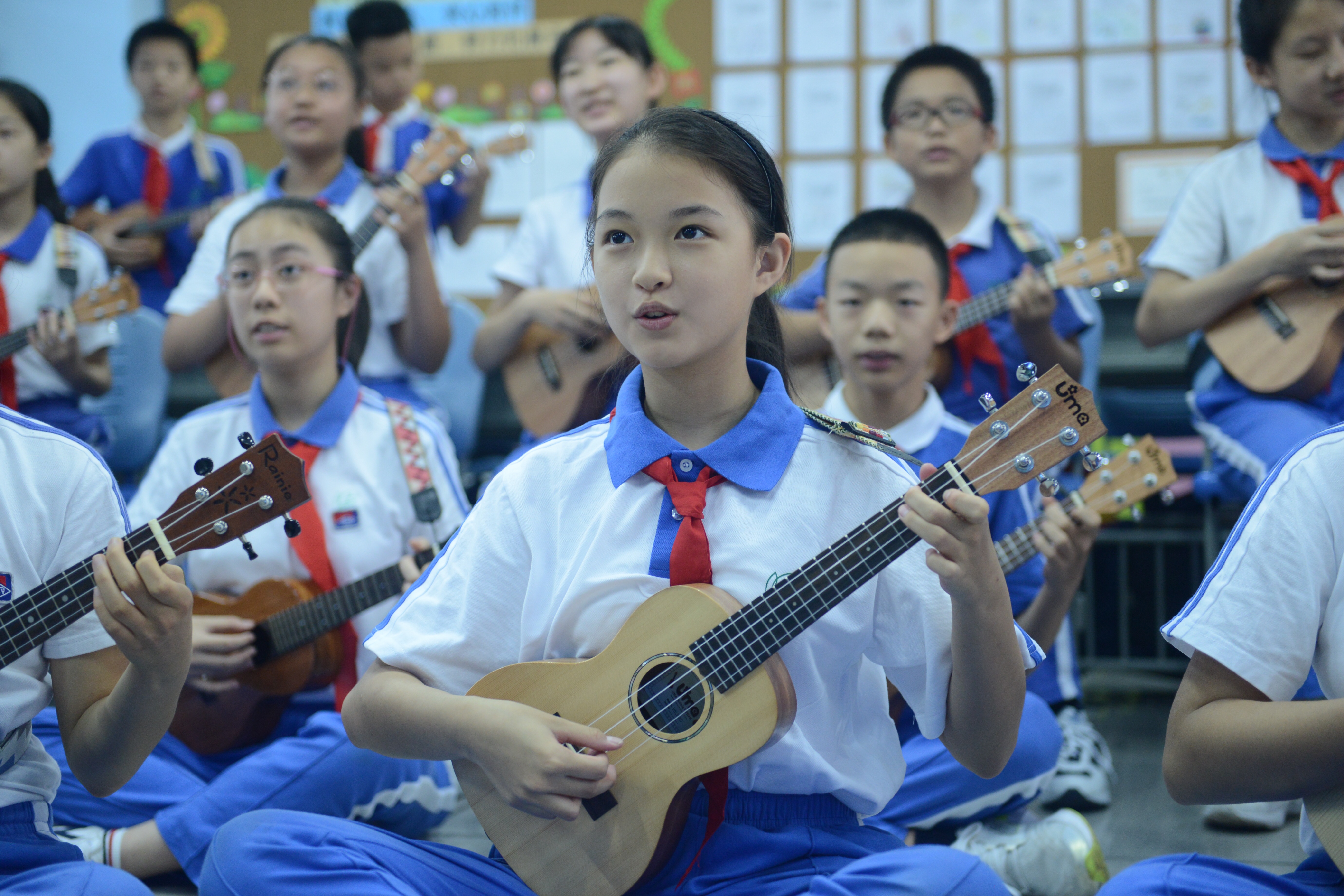 深圳实验学校小学部星星童诗社举办光脚丫草地诗会