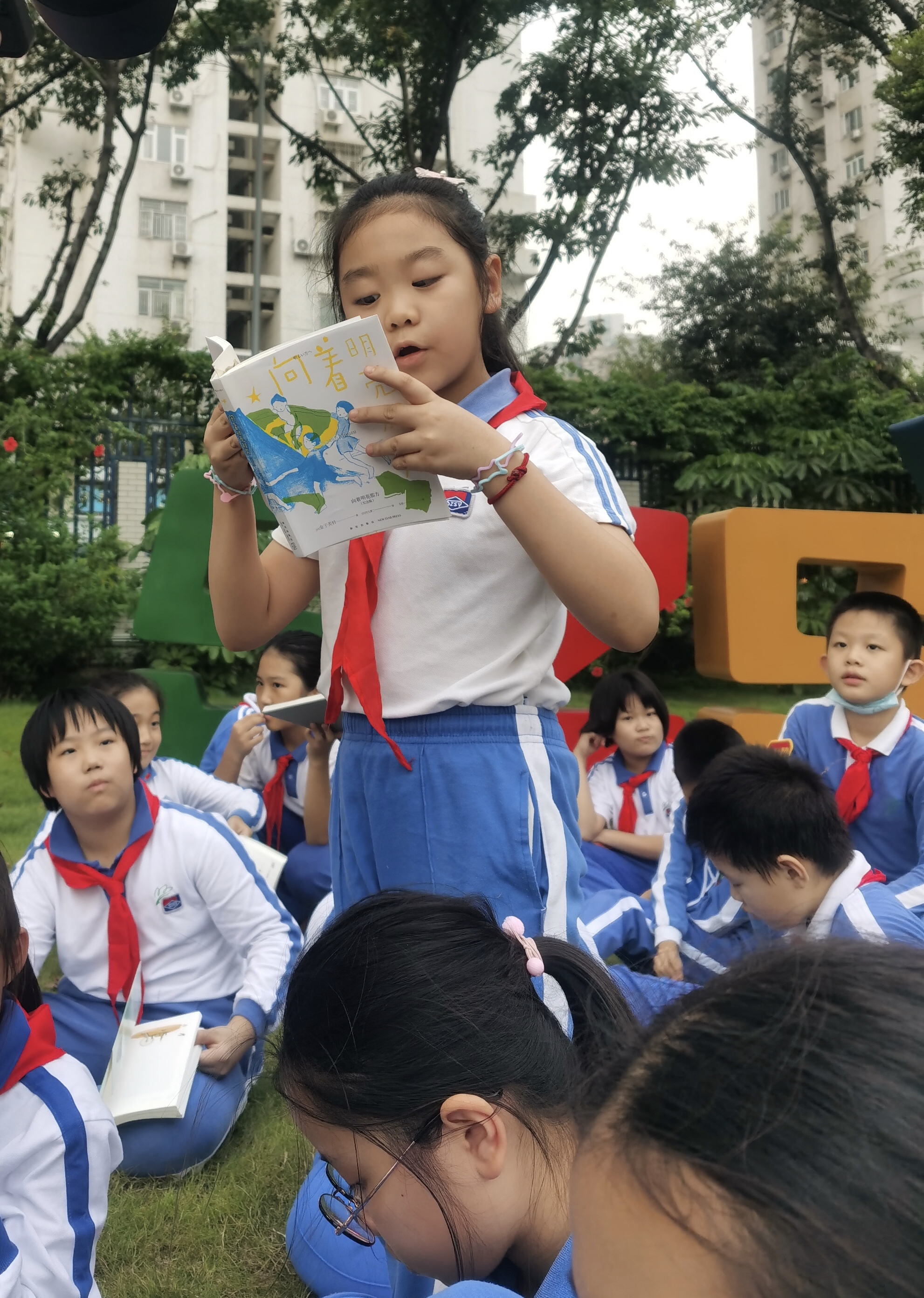 深圳实验学校小学部星星童诗社举办光脚丫草地诗会