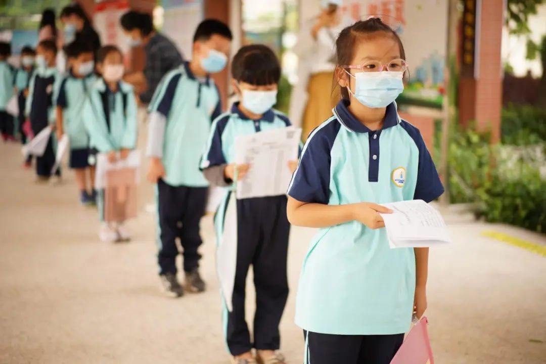 早上8点,记者在东涌第一小学看到,学生们在老师的组织下保持着一米