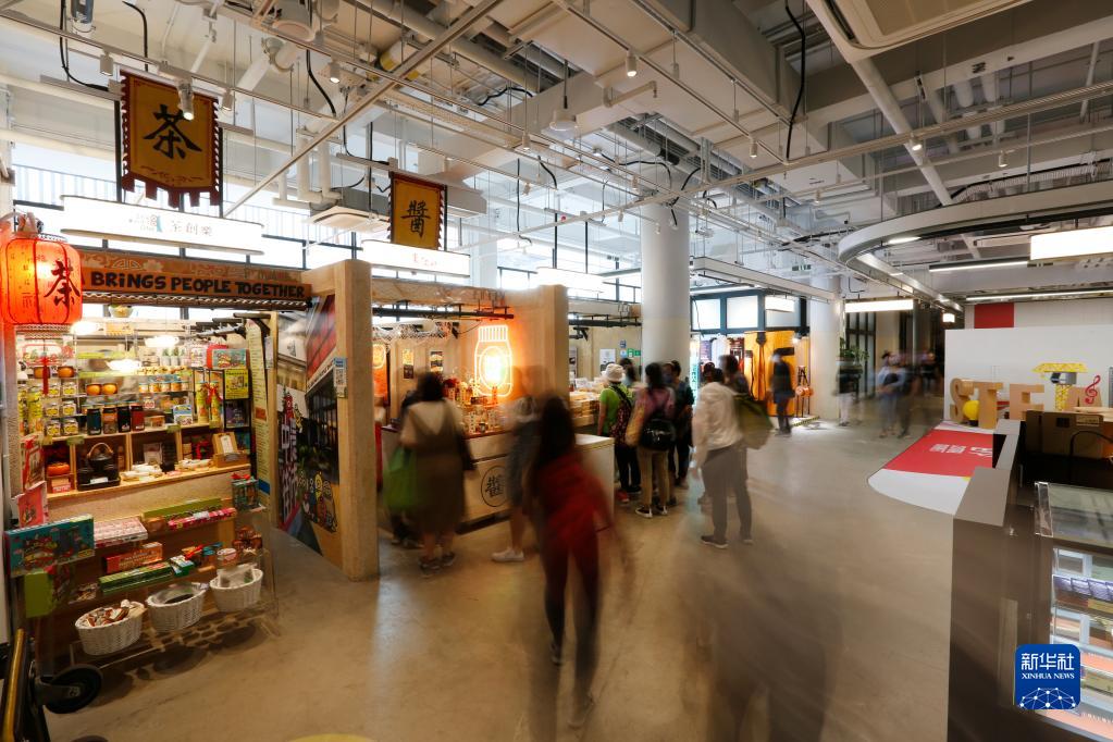 在香港中環街市,市民在選購商品(10月20日攝)。新華社記者 梁嘉駿 攝