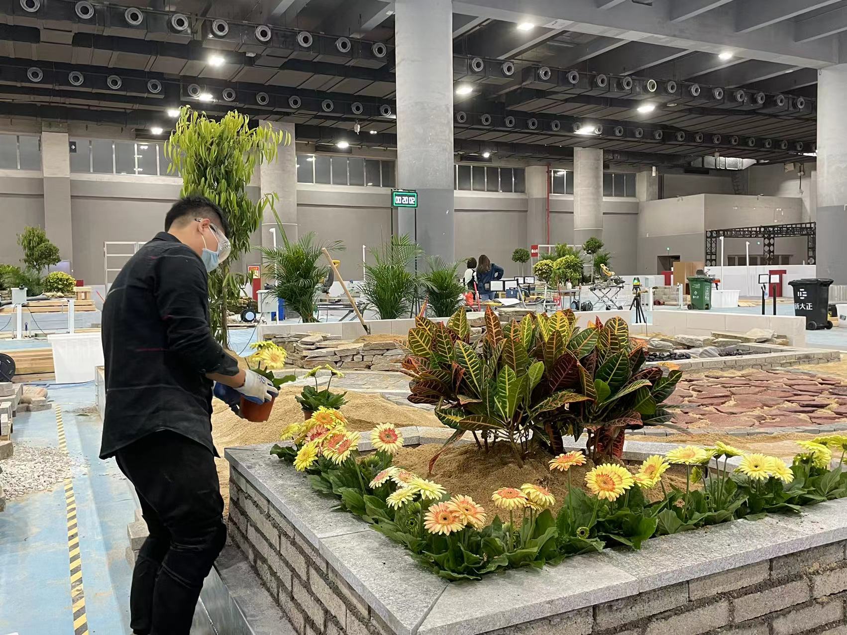 在园艺项目比赛现场,记者看到,一座座绿意盎然,水乳交融的微园林景观