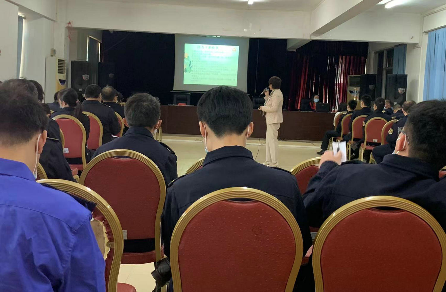 城管队员集体接受心理健康辅导。(来源:凤凰街道办事处)