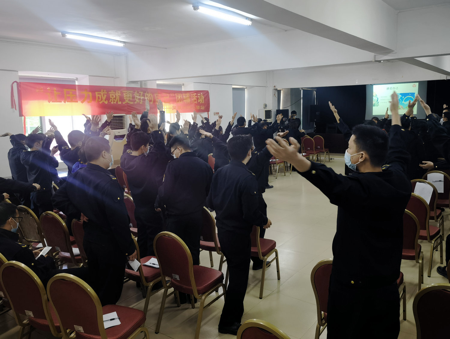 “让压力成就更好的自己”心理辅导课轻松愉快的场景。(来源:凤凰街道办事处)