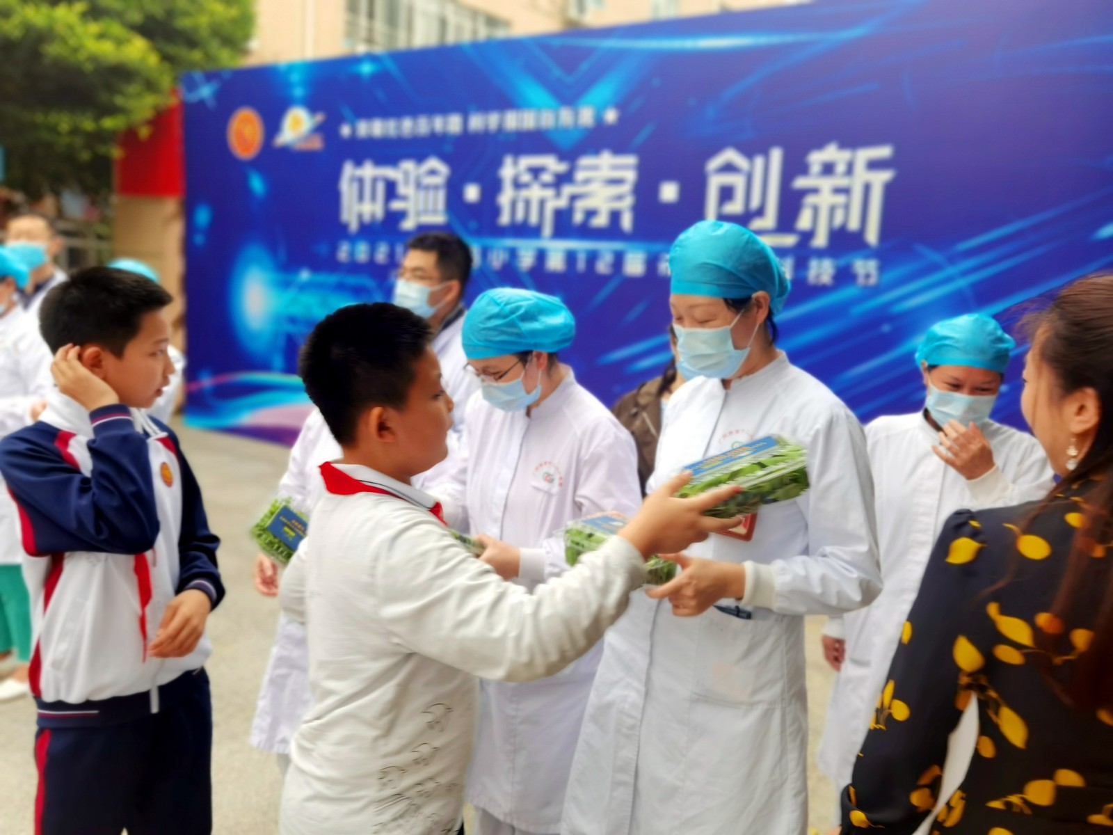 24分享:赠给为我们打疫苗的白衣天使