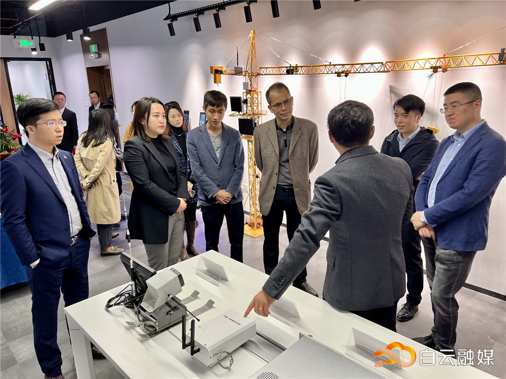 (4)1640168586081924 (4)1640168586081924