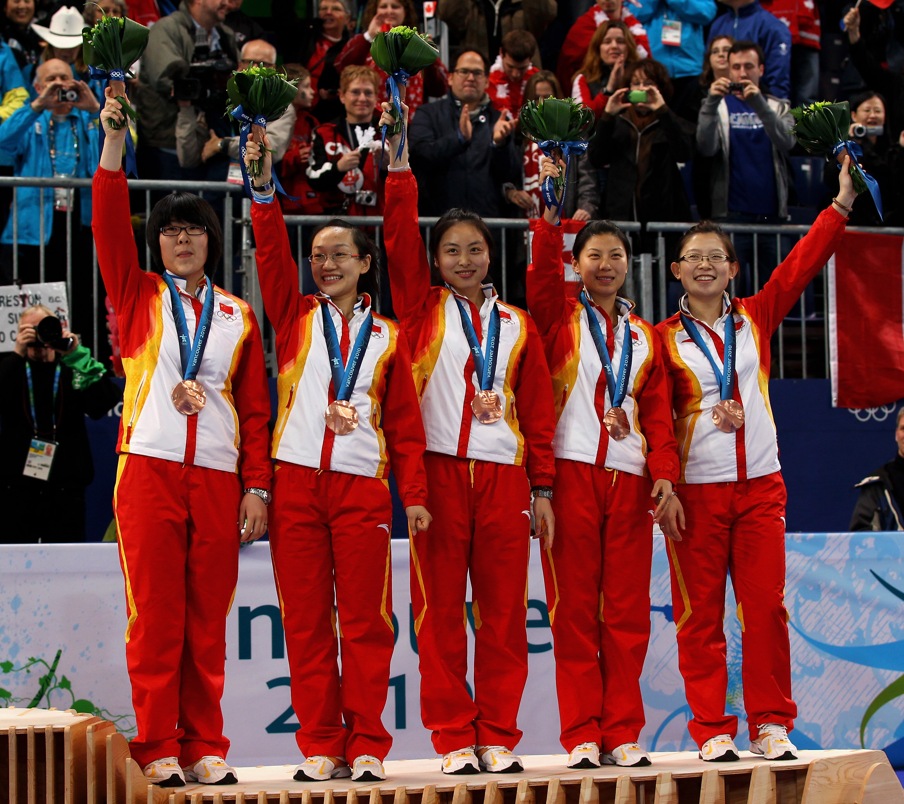 组图：女子冰壶中国险胜加拿大 王冰玉击掌庆祝
