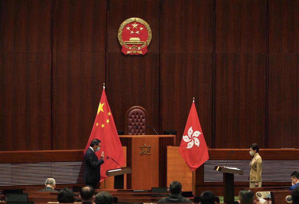 1月3日11時許,香港特區第七屆立法會90位議員開始宣誓。香港特區行政長官林鄭月娥為議員監誓。新華社記者 呂小煒 攝