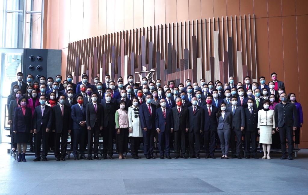 1月3日11時許,香港特區第七屆立法會90位議員開始宣誓。議員在儀式後合影。新華社記者 呂小煒 攝