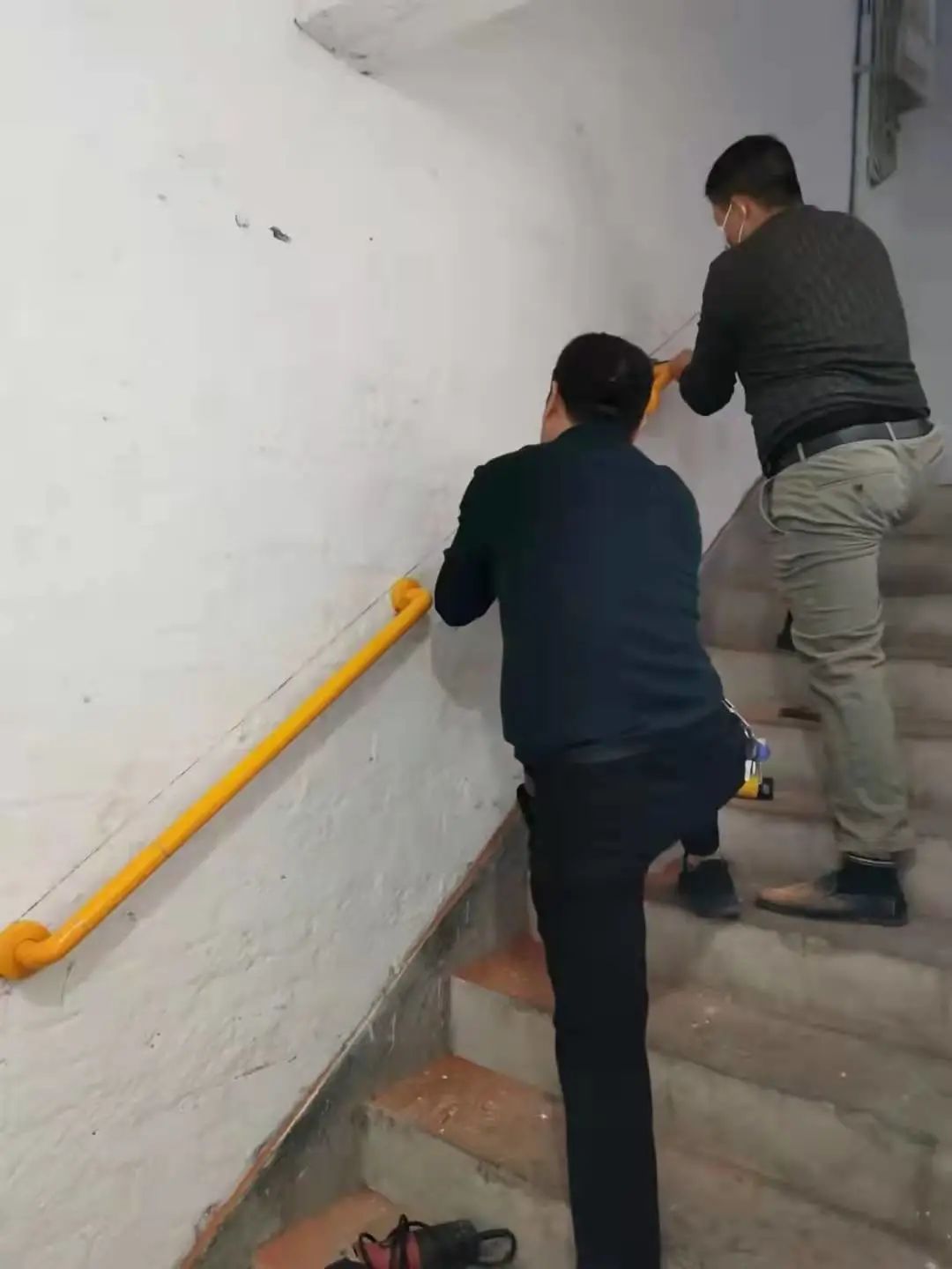从“扶墙”到“扶手”，解决旧楼街坊出行难题