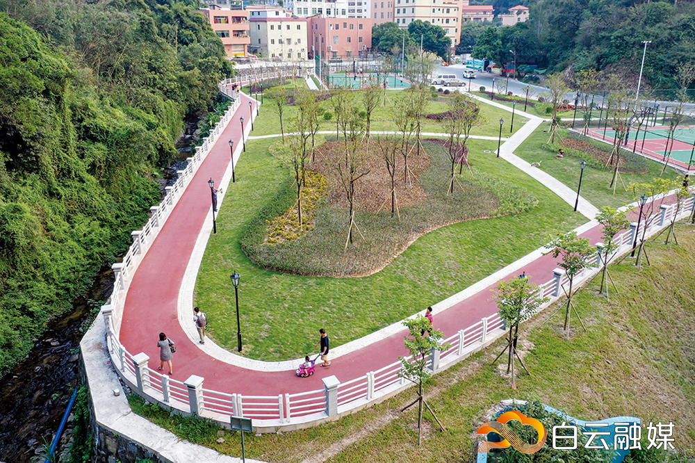 ▲居民在沙坑涌大源支流段碧道休闲。(资料图片)