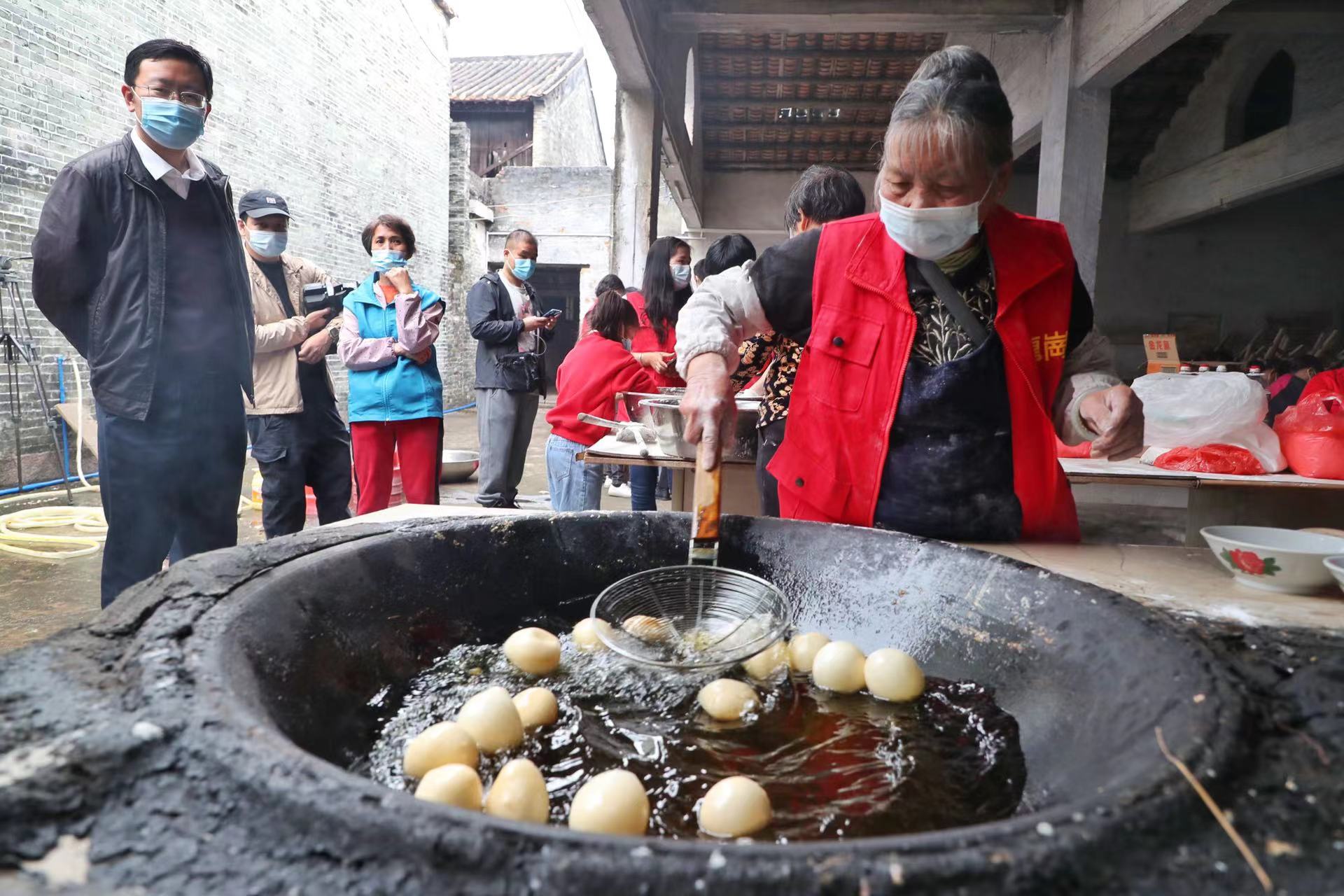 Nasi Lemak Lover: Jian Dui 煎堆(Deep fried glutinous rice balls / Sesame seed balls)
