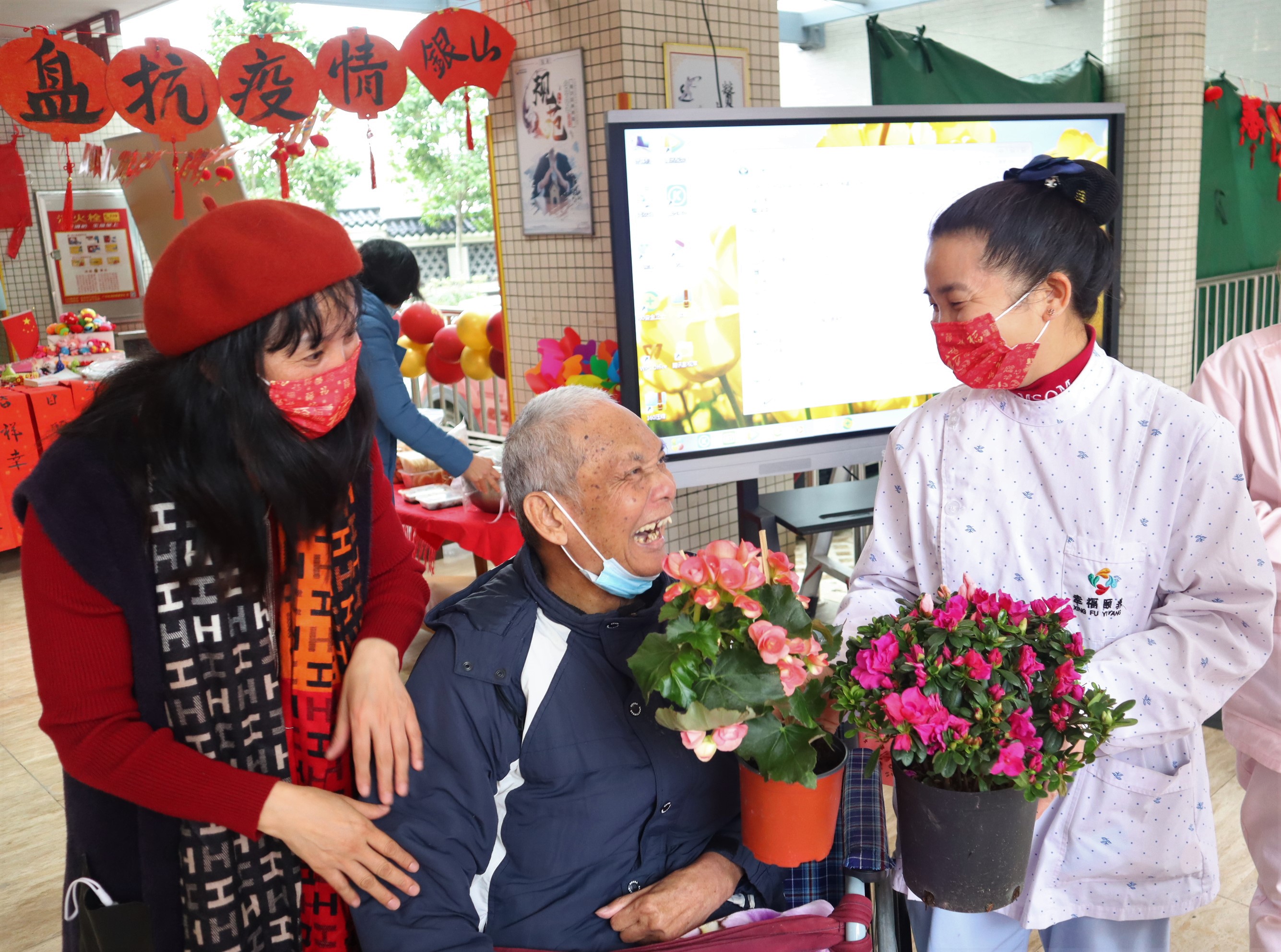 04 长者选到漂亮花儿,开心极了