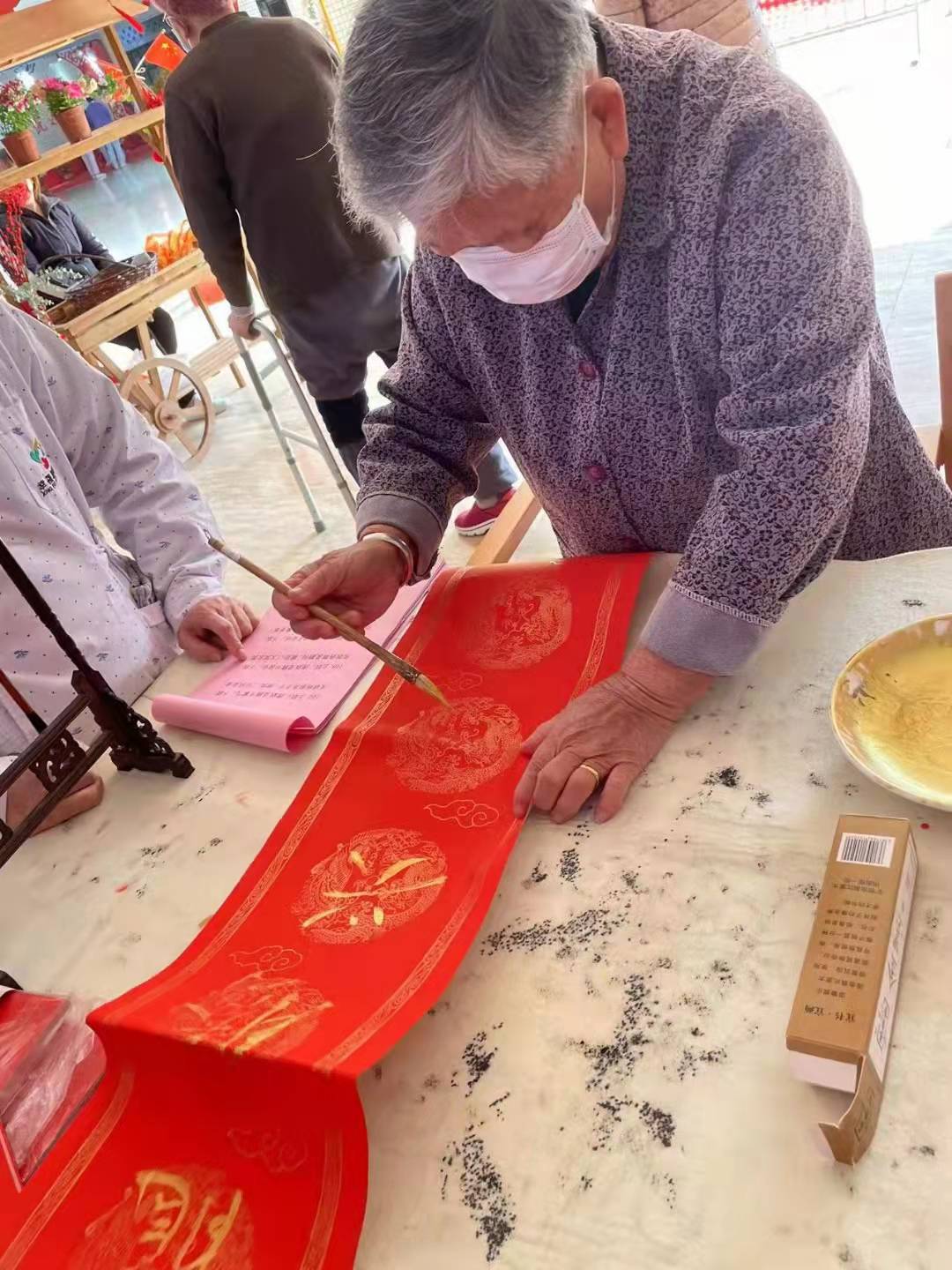 08手工制作区,长者现场写书法,送祝福