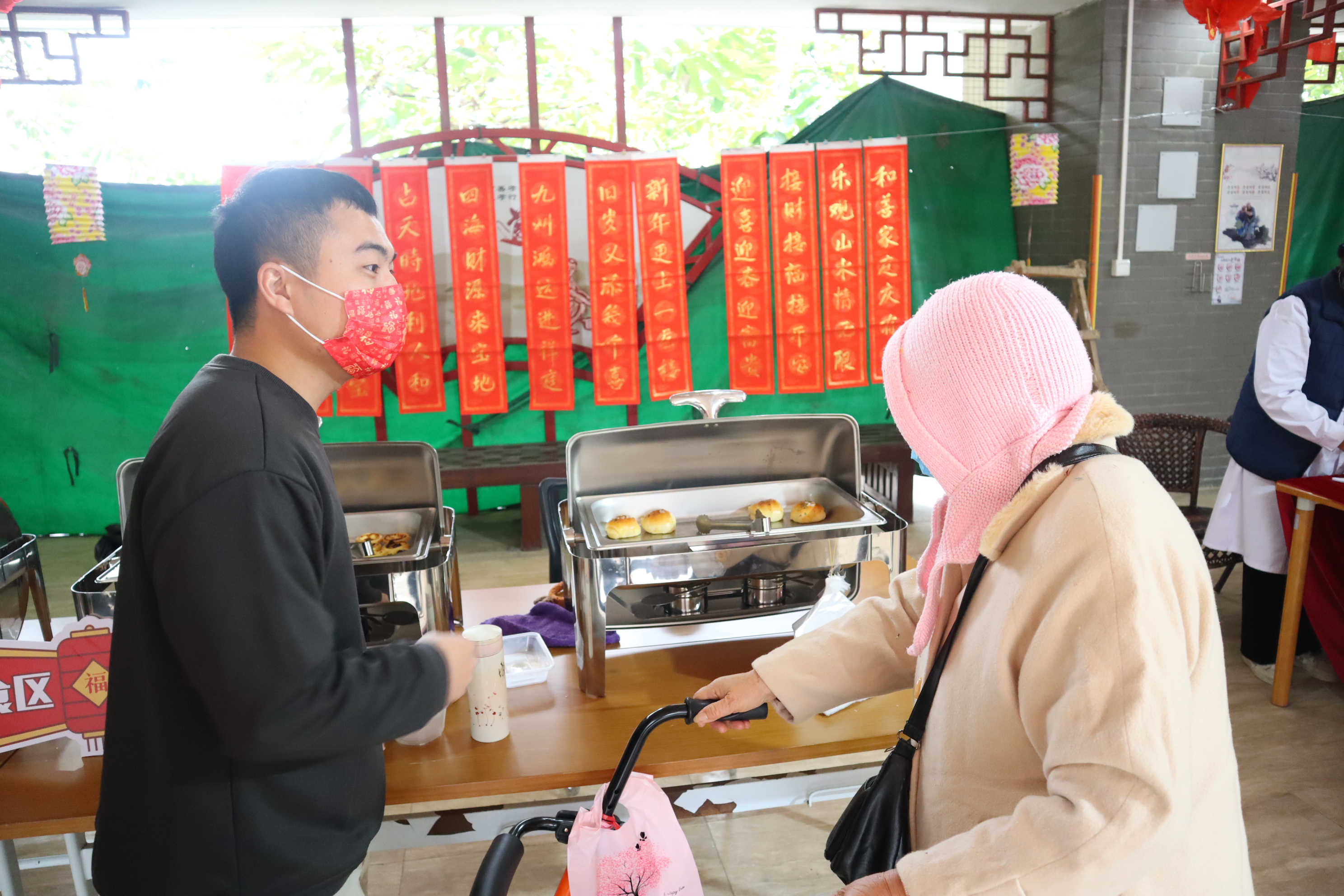 06 美食区 长者挑选食物