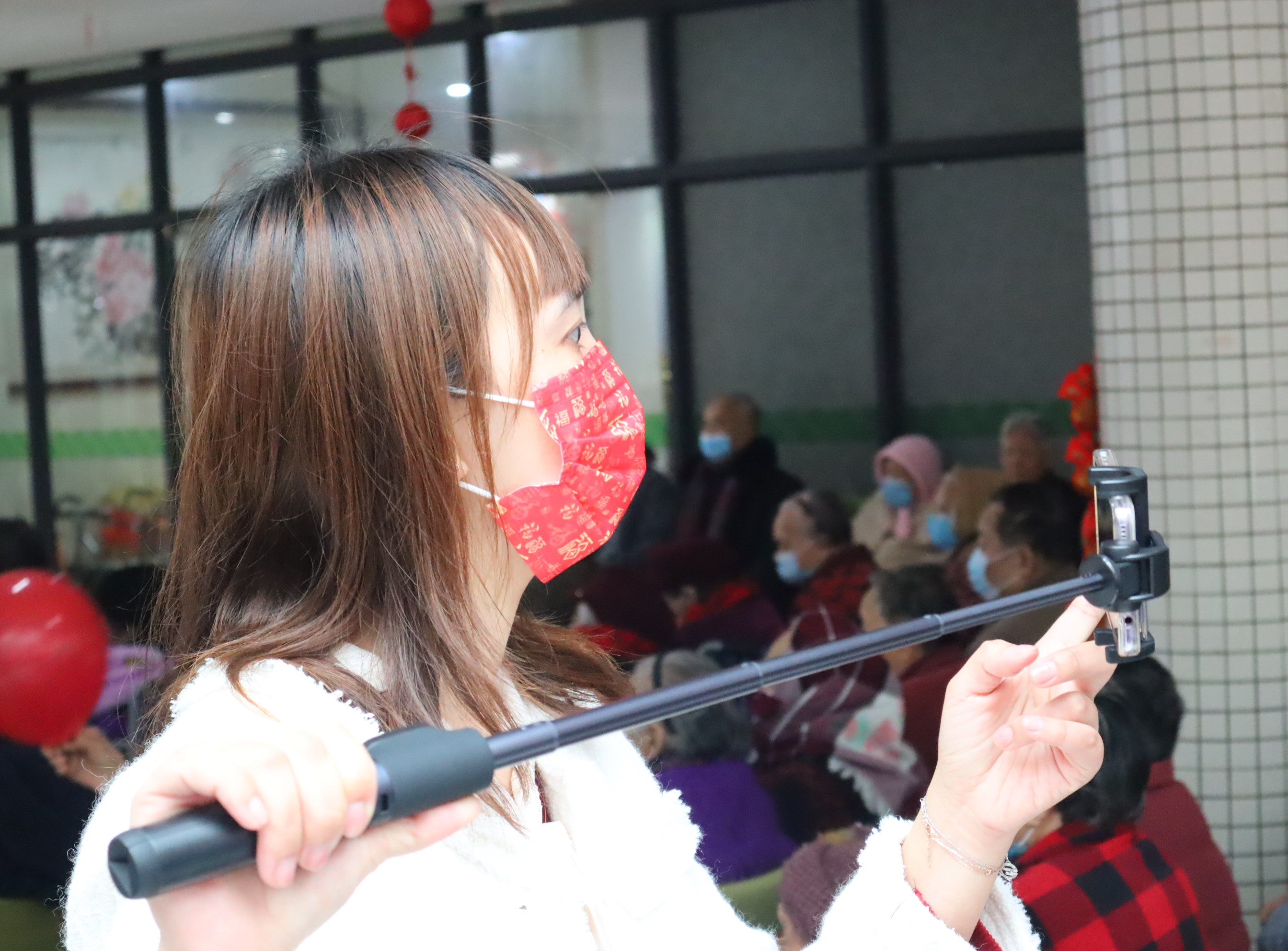 13 靓女主播为家属做线上直播