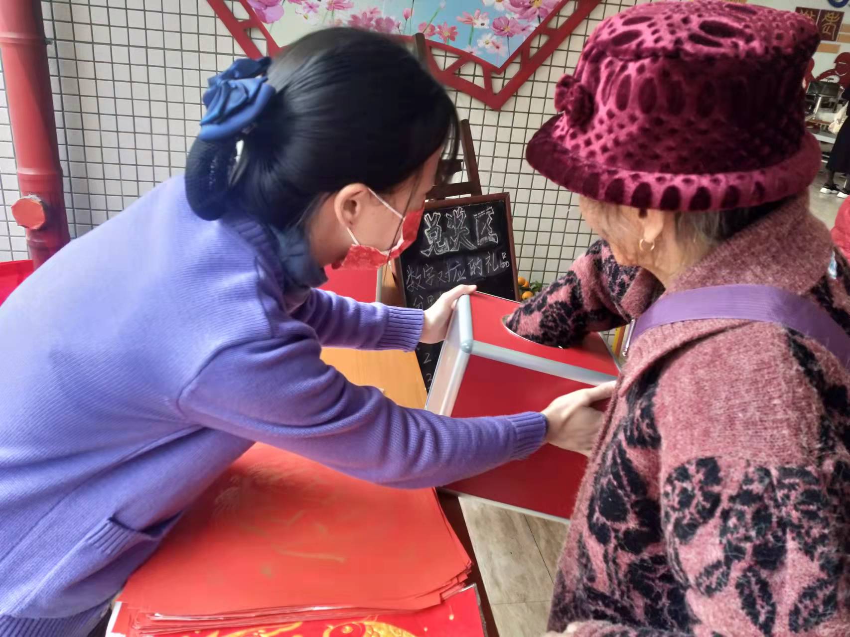 长者参加完互动游戏,现场抽奖 咯