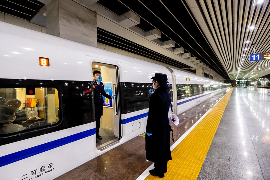 广州南站春运开行夜间动车彻夜灯火点亮归家路