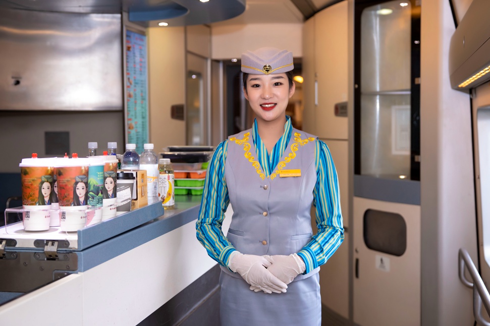 大家叫她"笑笑",她是广铁集团广州动车组餐饮有限公司的一名高铁餐车