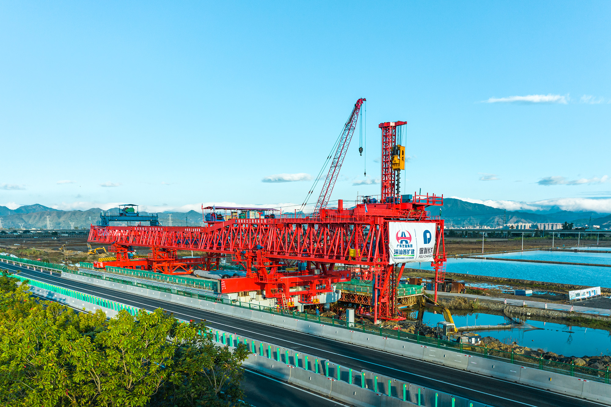 空中搭积木全球首台桩梁一体智能造桥机在广东这条高速施工现场应用