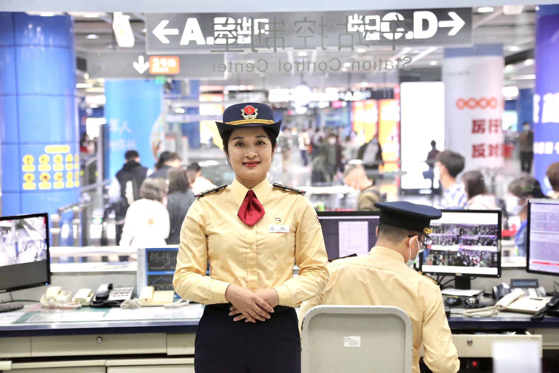 中低峰时段,坐地铁的人群也不同于高峰期,上班族减少,老弱病残孕群体