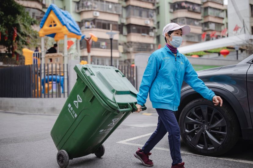 特写无声的站桶一个手势邻居就懂