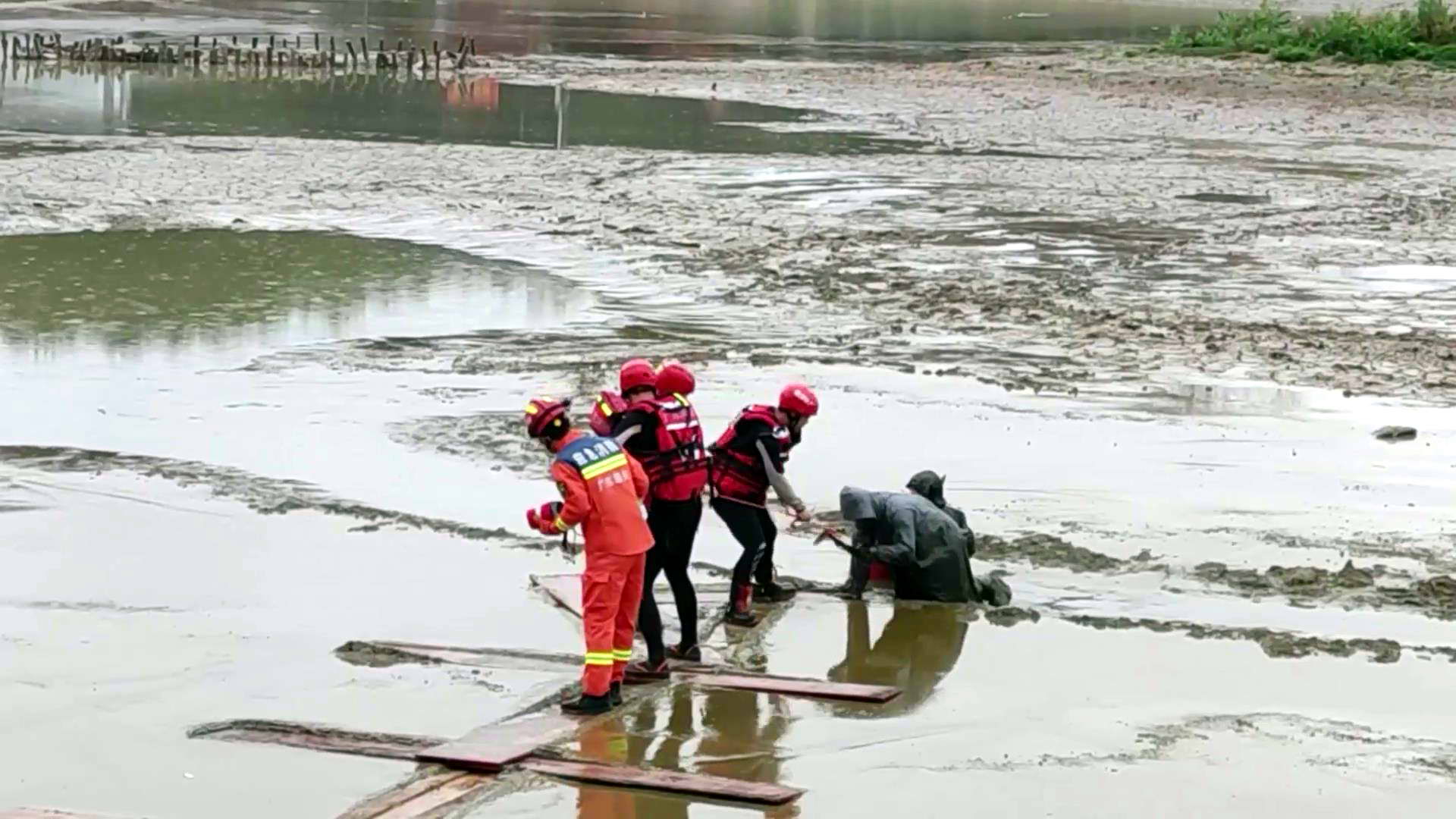 突发！净瓶山大桥下水中惊现一具浮尸，打捞上来后一女子在旁边痛哭(视频)-桂林生活网新闻中心