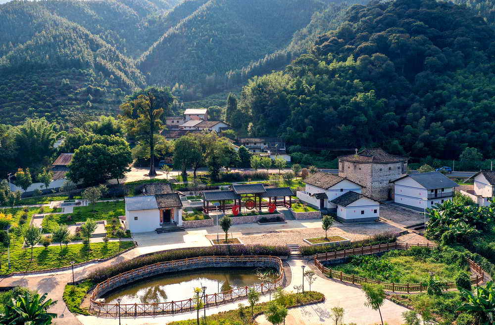 昔日乡村旧貌换新颜在始兴县武岗村,返乡的村民小欧告诉记者,自己孩子