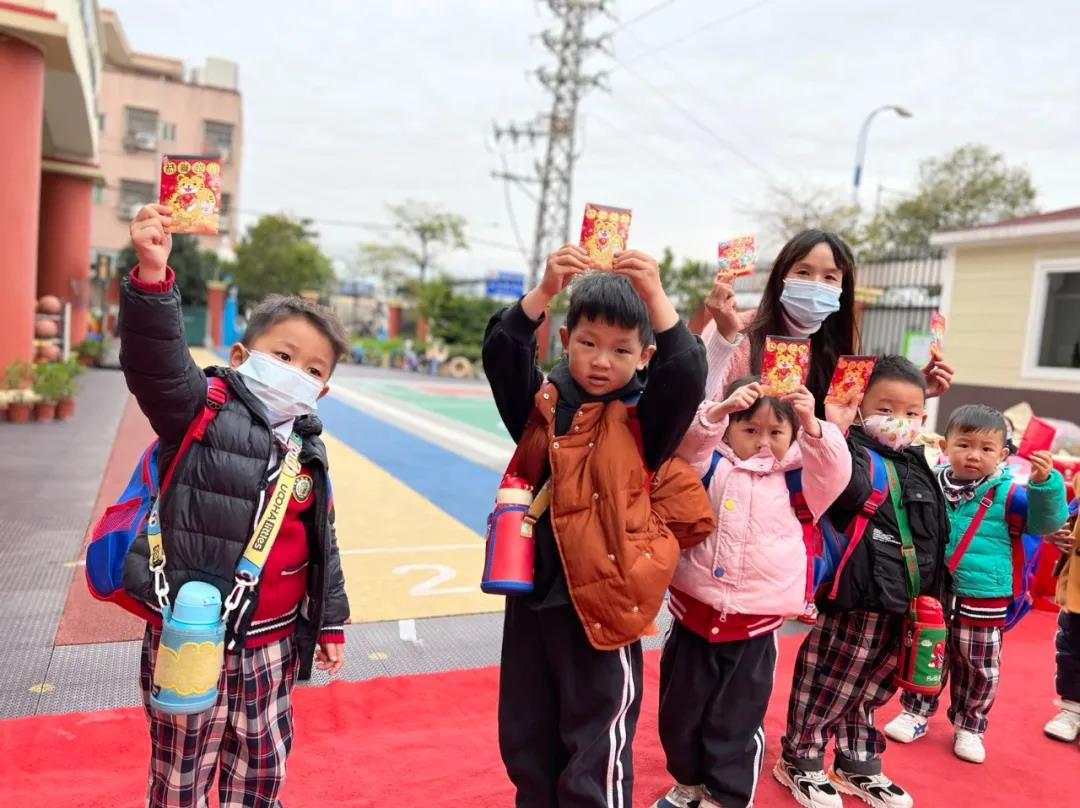 石壁学子：同学各位找个位，这是你的开学礼！