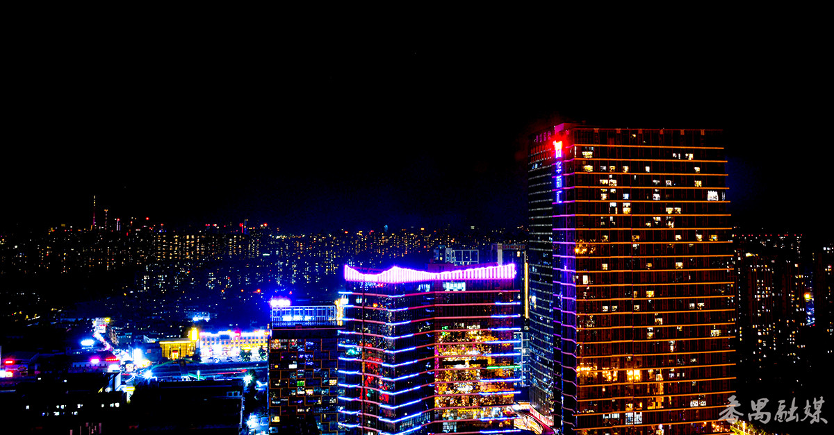 万博商务区的夜空色彩斑斓