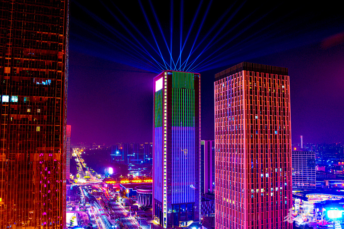 万博商务区的夜空色彩斑斓1