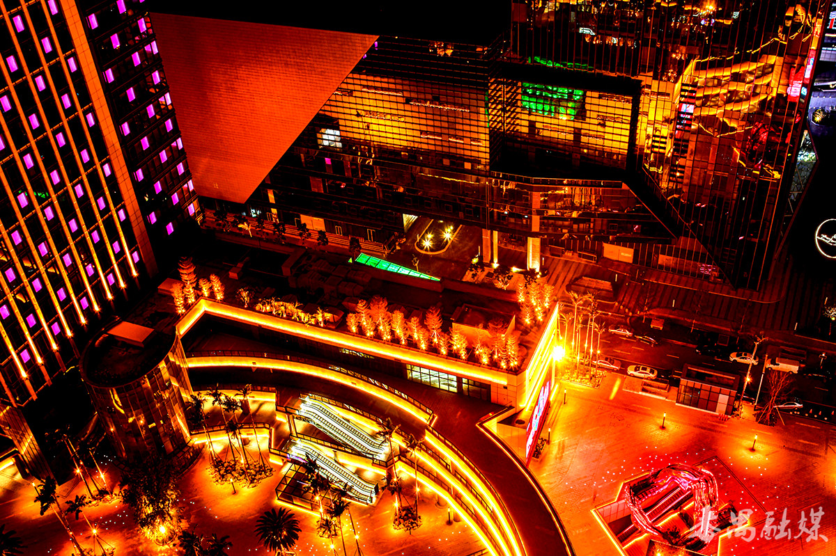 万博商务区的夜空色彩斑斓3