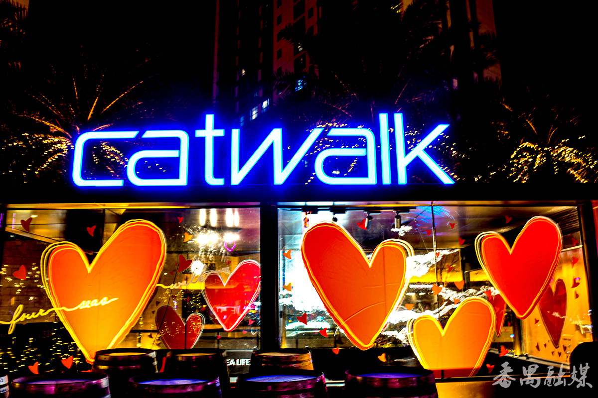 商业街被浪漫爱心装点