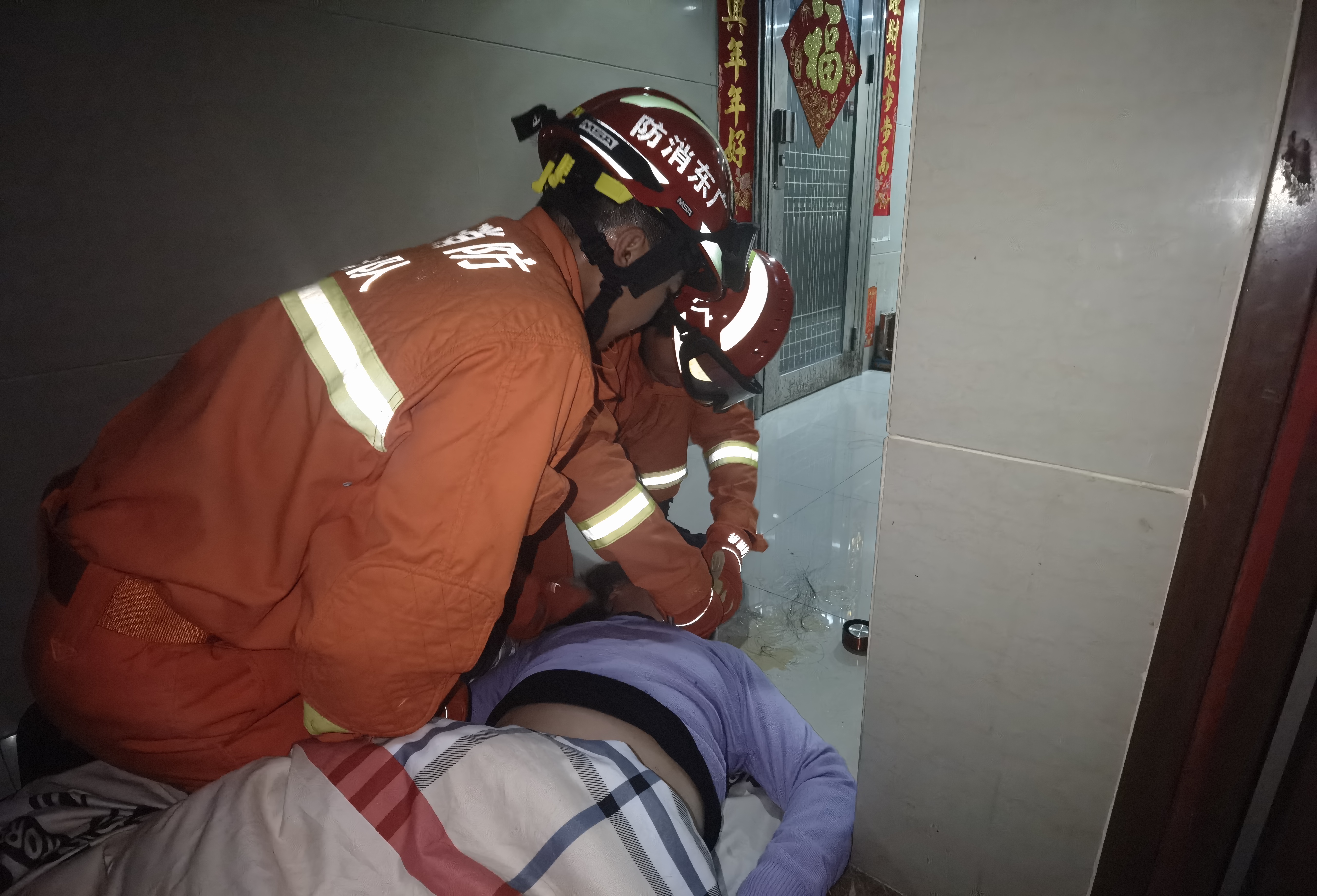 一家四口燃气中毒消防员紧急救助化险为夷