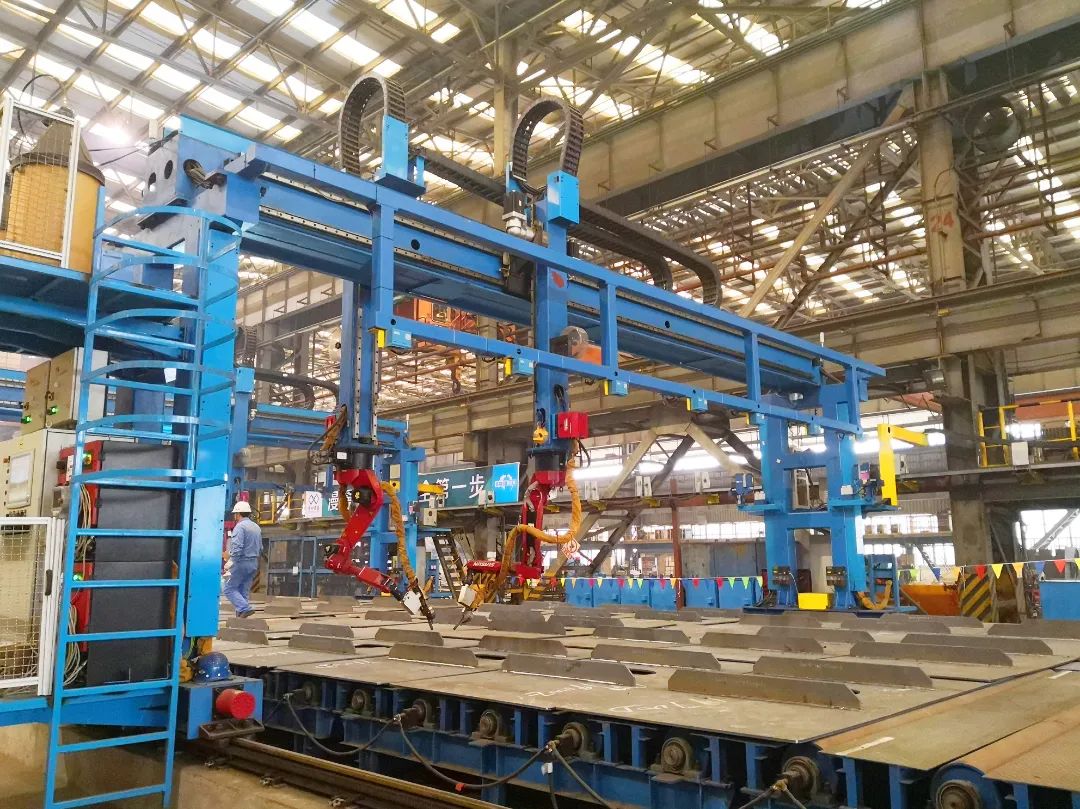 智能焊接机器人.jpg 图片