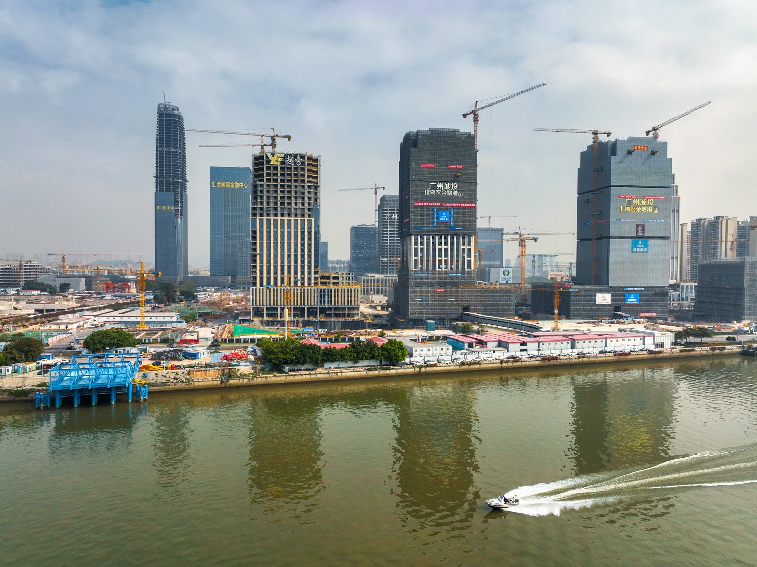 1 广州国际金融城位于广州市天河区东南部,北起中山大道、黄埔大道,南临珠江,东至天河区界,是广深港澳科技创新走廊、广州沿江经济带、广州科技创新轴的交汇点。(摄影:付海燕)a