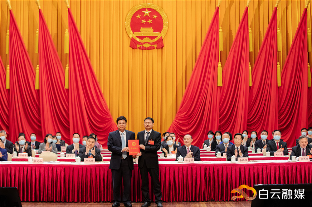 （头条大图） 区领导向张建如（右）颁发当选证书。石建华 摄