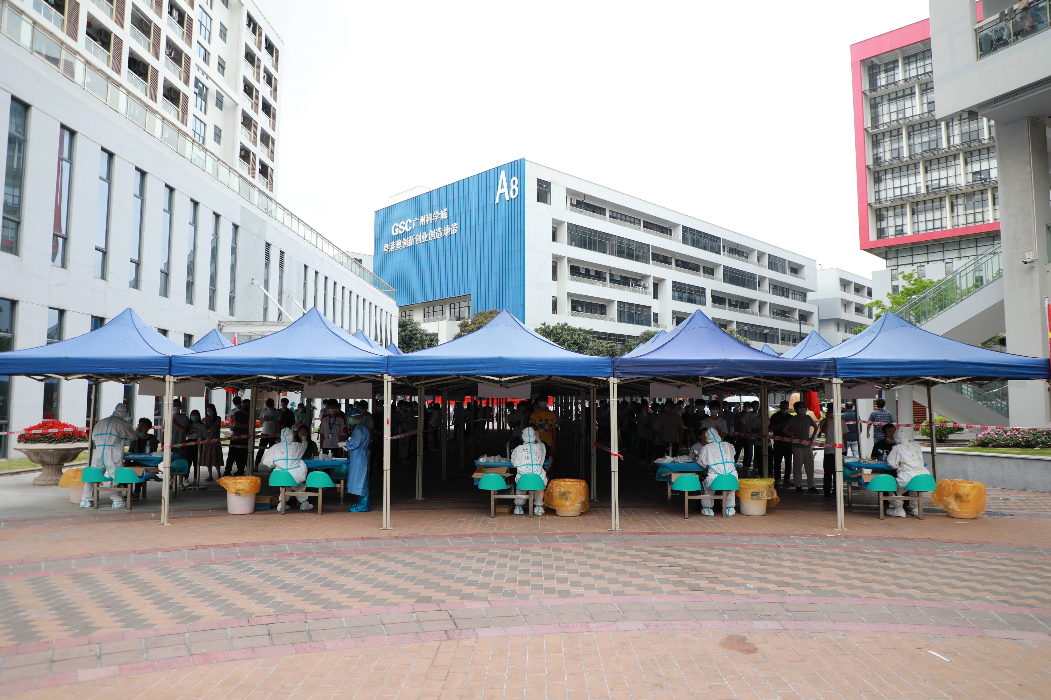 广州市黄埔区云埔街道科技企业加速器园区核酸检测点现场直击 周翼 摄