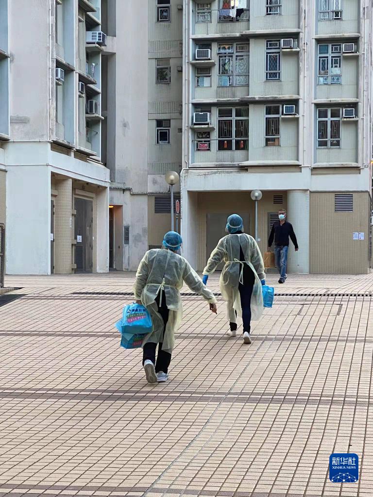 香港公益慈善團體“匯蝶公益”的義工將求助街坊所需的物品送到求助街坊家中(資料照片)。新華社發(受訪者供圖)