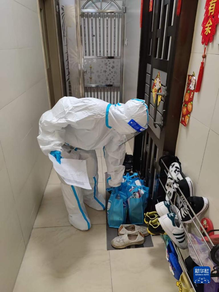 香港公益慈善團體“匯蝶公益”的義工將求助街坊所需的物品送到求助街坊家中(資料照片)。新華社發(受訪者供圖)