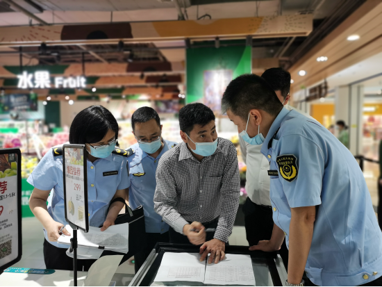 (图:荔湾区市场监管局检查大型商超)