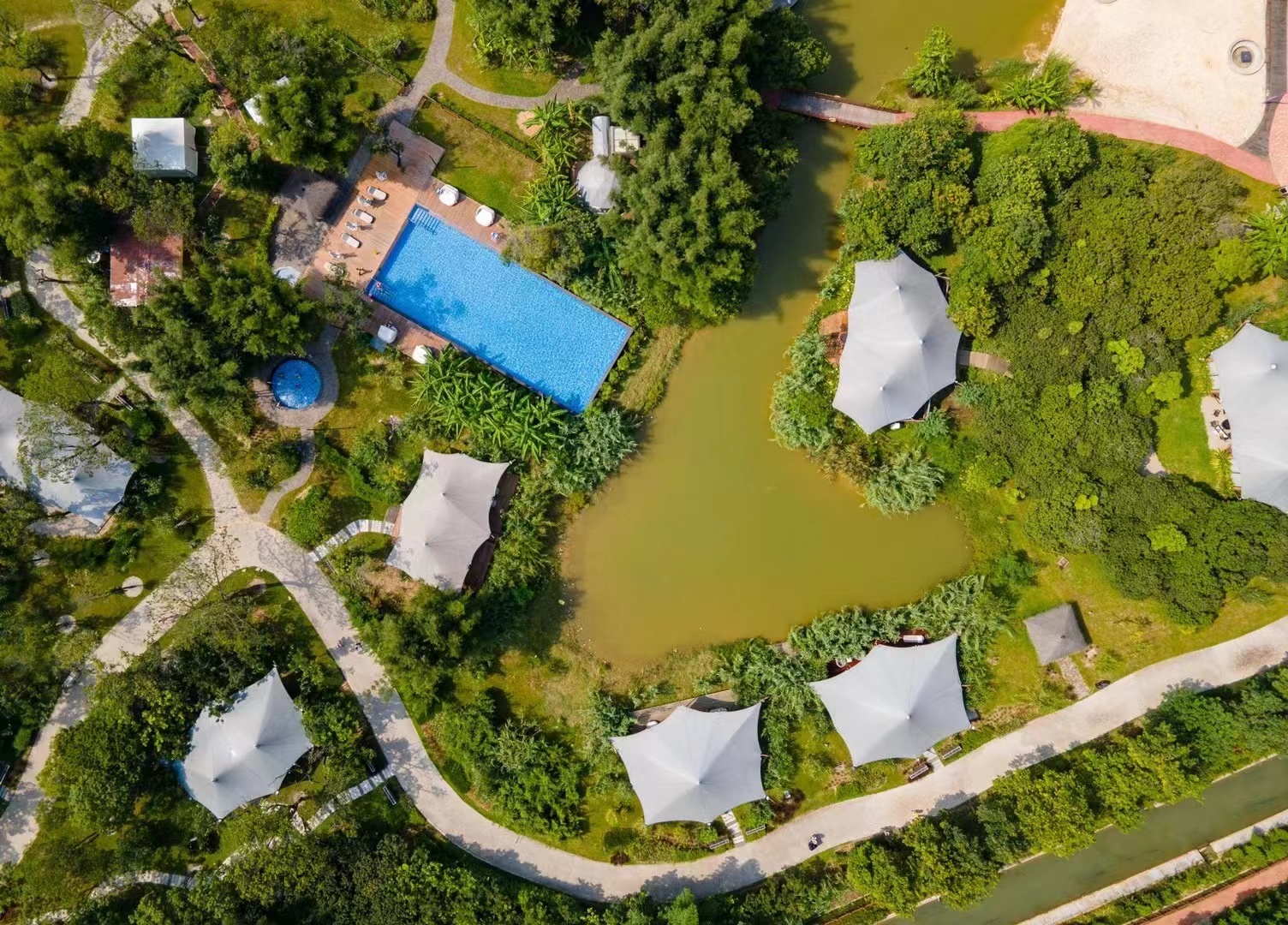 北纬23°8′森林营地