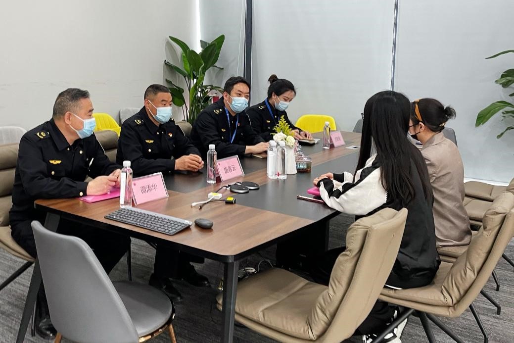 (图: “小个专”党建指导站走访辖区企业指导党建工作)