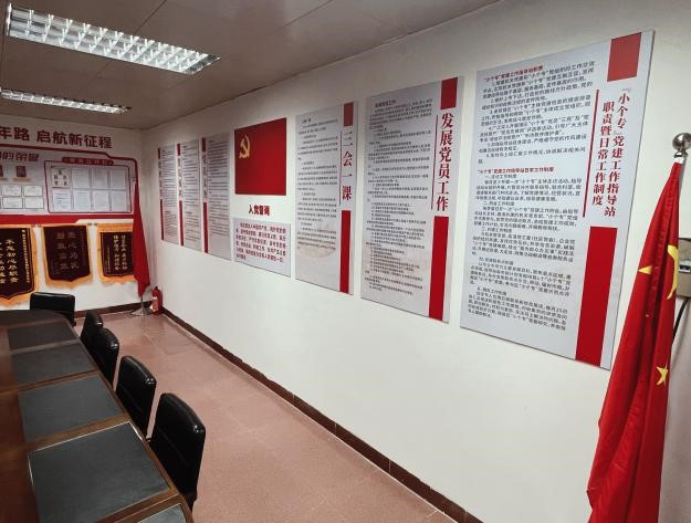 (图:“小个专”党建工作指导站职责制度上墙)