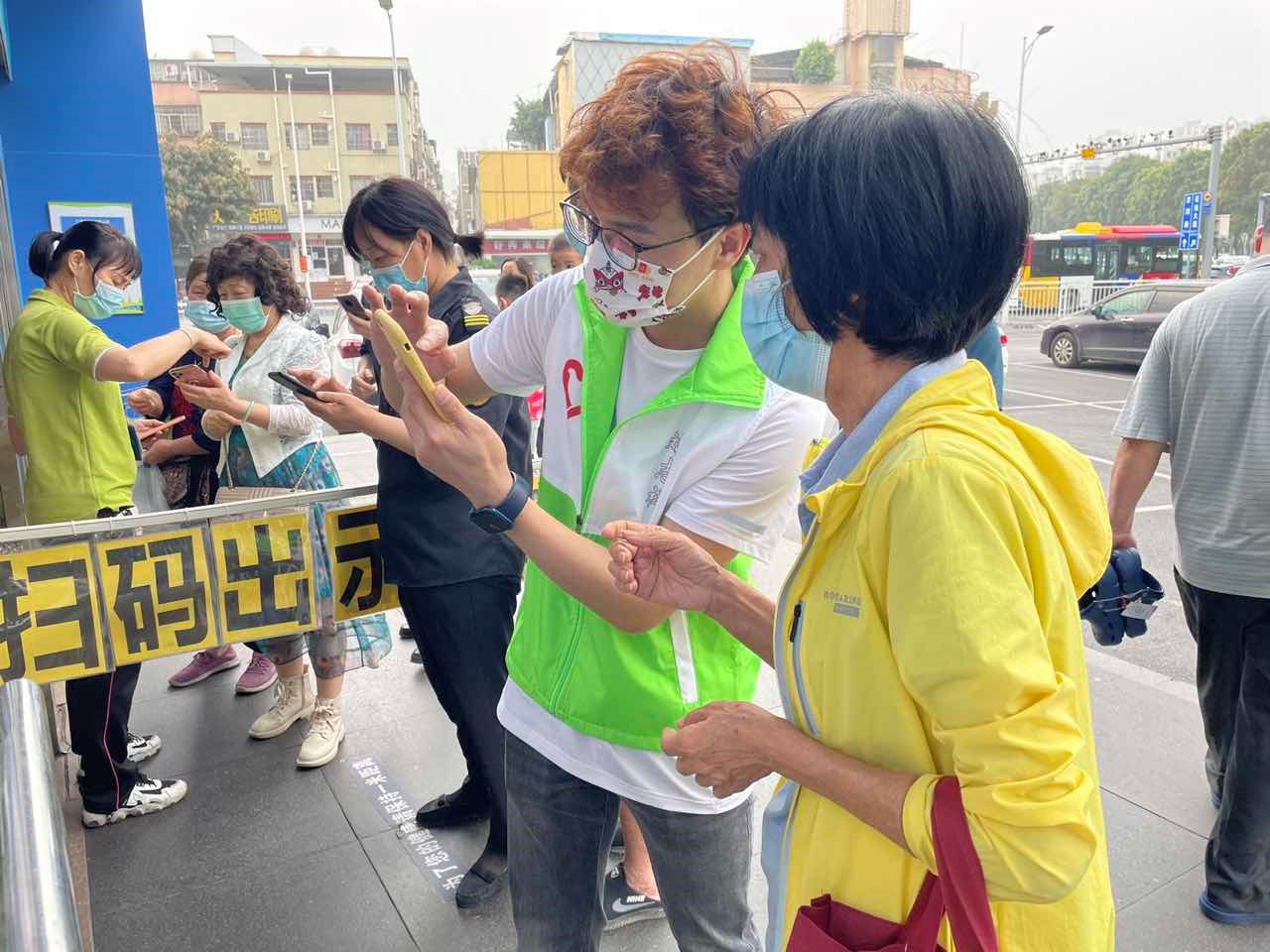 (图:立白集团党员响应“小个专”党建指导站号召开展防疫志愿活动)