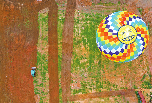 热气球在迳下村升空。